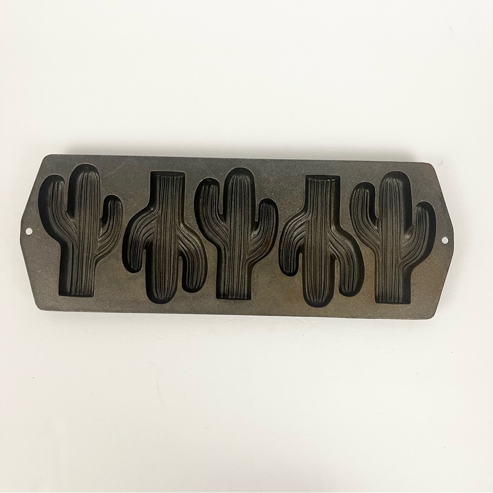 Vintage Lodge Cast Iron Cactus 5 Cornbread Muffin Cupcake Pan
